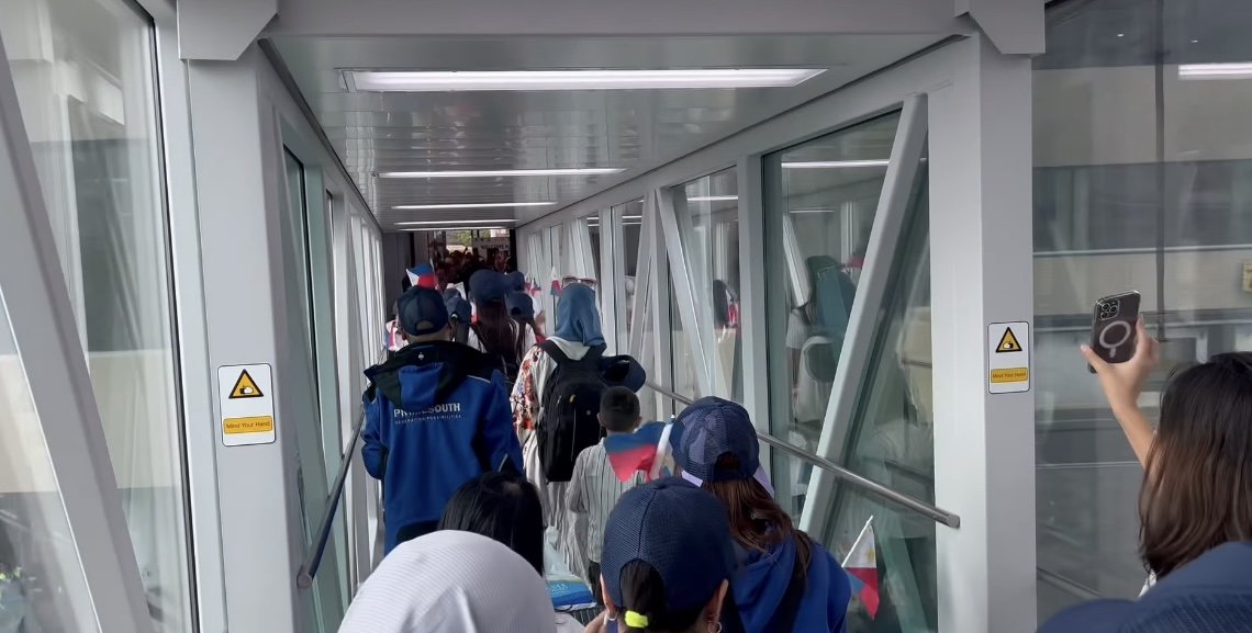 PIA_NCR's tweet image. LOOK: PIA-NCR: The 290 Filipino repatriates from Lebanon safely arrived in Ninoy Aquino International Airport (NAIA) Terminal 1 in Pasay City this afternoon. DMW Secretary @HansLeoCacdac  personally welcomed the returnees. 

#OFWs #DMW #repatriation
READ: pia.gov.ph/290-more-filip…