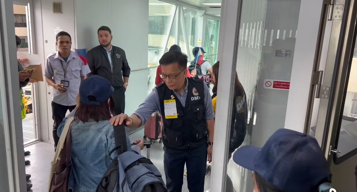PIA_NCR's tweet image. LOOK: PIA-NCR: The 290 Filipino repatriates from Lebanon safely arrived in Ninoy Aquino International Airport (NAIA) Terminal 1 in Pasay City this afternoon. DMW Secretary @HansLeoCacdac  personally welcomed the returnees. 

#OFWs #DMW #repatriation
READ: pia.gov.ph/290-more-filip…