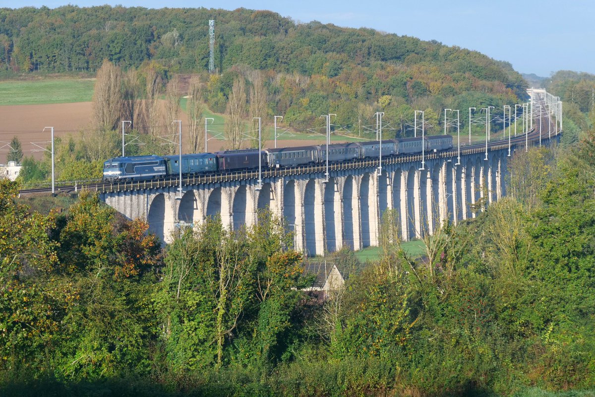 Le Champagne Express du <a href="/mfpn_trains/">MFPN</a> de passage sur le viaduc de Besnard, à Longueville.
