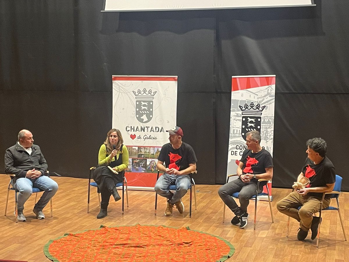 NosTelevision's tweet photo. Emoción e noite bonita na estrea do docu de Nós Televisión con Xurxo Souto #BRAVÚXXX en Chantada @ChantadaConcell 
🎞️Comeza a xira de proxeccións por todo o país 🙂
📌Algunhas datas para as próximas semanas na provincia da Coruña con @DACCultura 👉https://t.co/Csu94IXf7b https://t.co/mlePzFGAdu