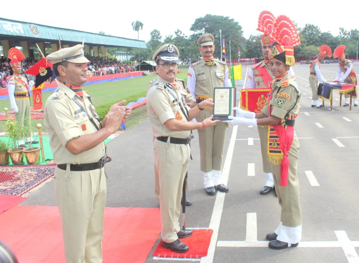 stcbsfnb's tweet image. After 44 weeks of Rigorous training, Today 385 Female Recruits took oath to serve the nation in attestation ceremony held at STC BSF Baikunthpur. Sh Soorya  Kant Sharma,IG STC &amp;amp; NB FTR reviewed the parade and appreciated the standard of training imparted to the new Constables.