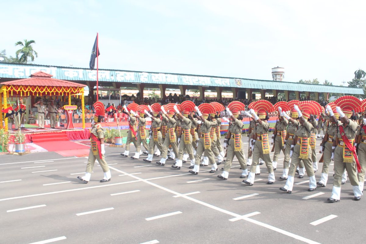 stcbsfnb's tweet image. After 44 weeks of Rigorous training, Today 385 Female Recruits took oath to serve the nation in attestation ceremony held at STC BSF Baikunthpur. Sh Soorya  Kant Sharma,IG STC &amp;amp; NB FTR reviewed the parade and appreciated the standard of training imparted to the new Constables.