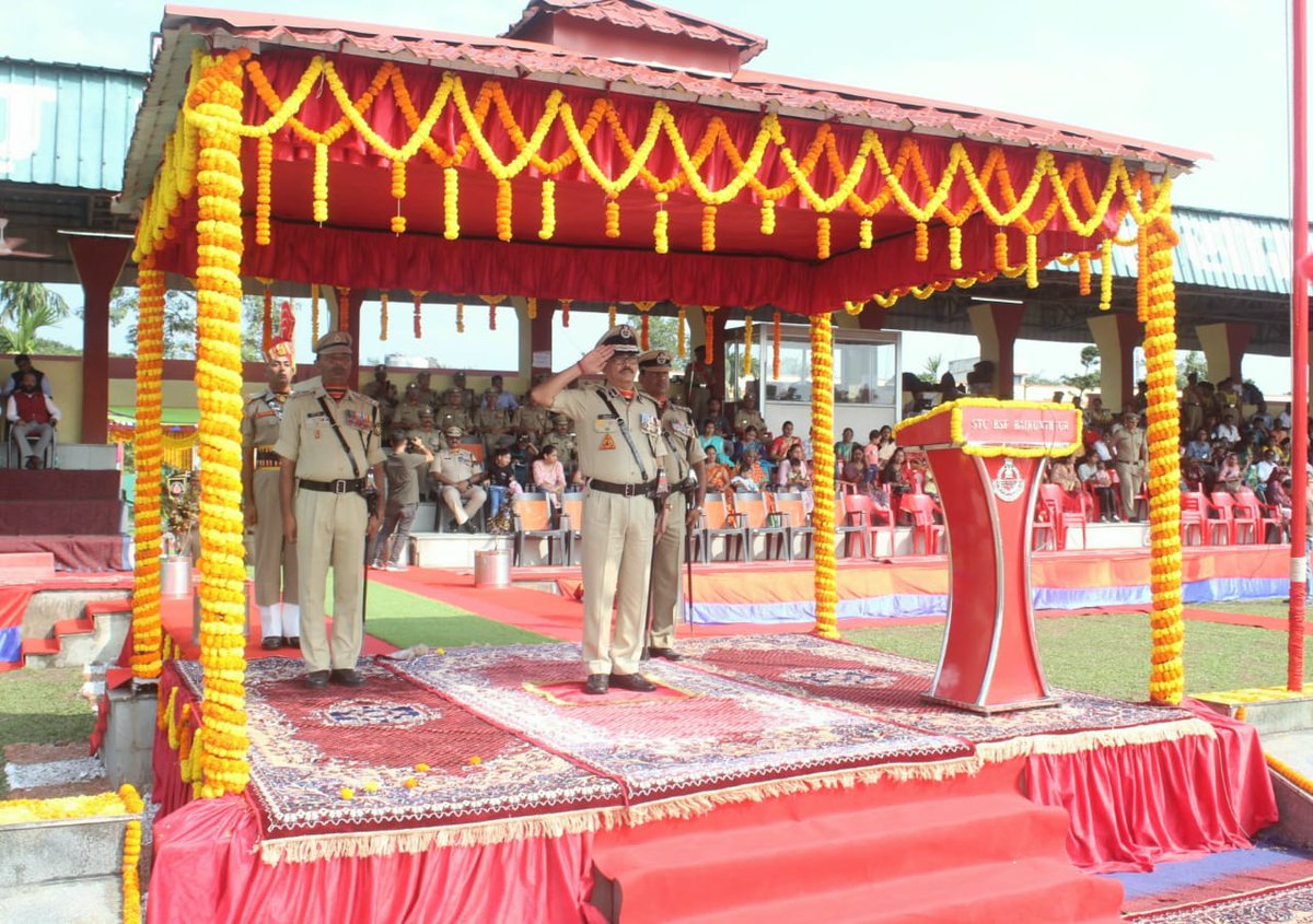 stcbsfnb's tweet image. After 44 weeks of Rigorous training, Today 385 Female Recruits took oath to serve the nation in attestation ceremony held at STC BSF Baikunthpur. Sh Soorya  Kant Sharma,IG STC &amp;amp; NB FTR reviewed the parade and appreciated the standard of training imparted to the new Constables.