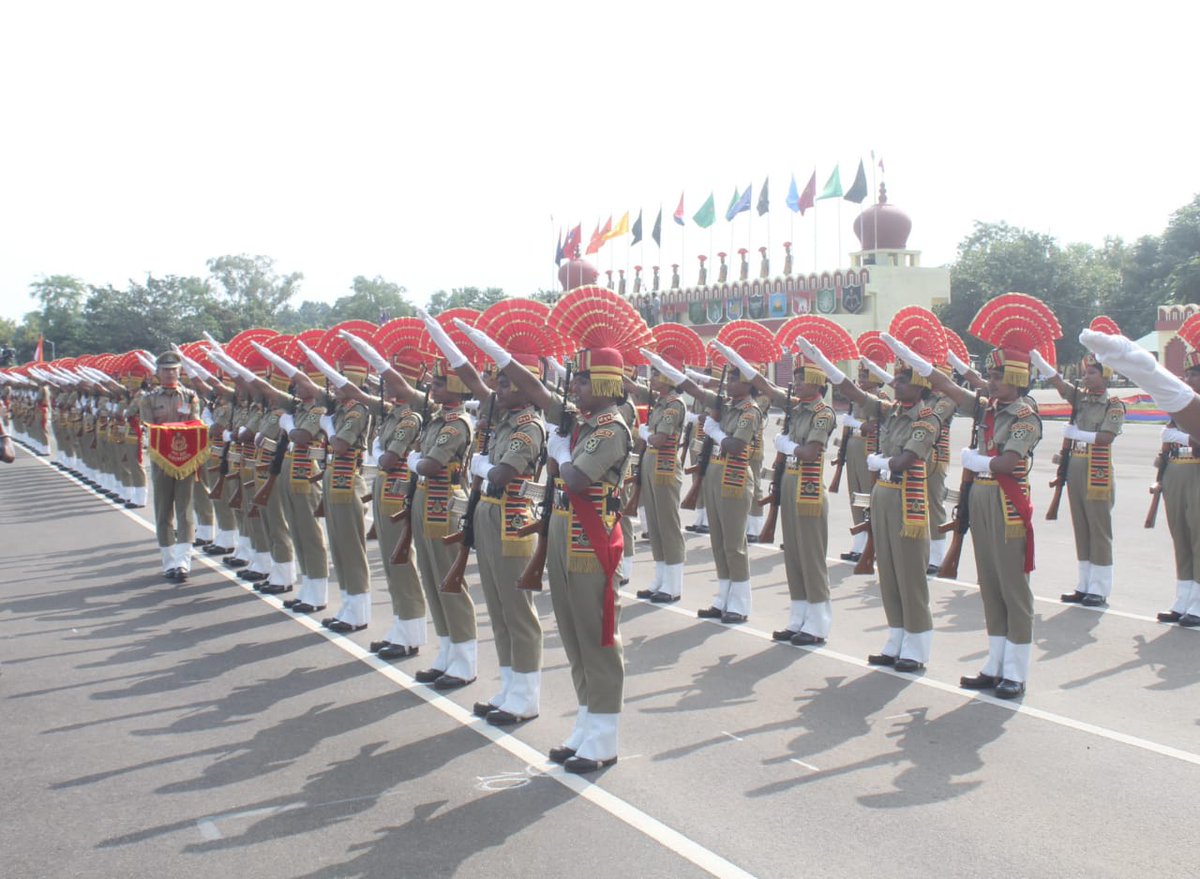 stcbsfnb's tweet image. After 44 weeks of Rigorous training, Today 385 Female Recruits took oath to serve the nation in attestation ceremony held at STC BSF Baikunthpur. Sh Soorya  Kant Sharma,IG STC &amp;amp; NB FTR reviewed the parade and appreciated the standard of training imparted to the new Constables.