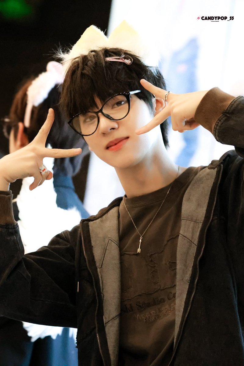 Candypop_55's tweet photo. 241020  이즈위 팬싸

안경 쓰니까 더 매력적이네요🤓

#김동윤 #KIMDONGYUN 
#드리핀 #DRIPPIN https://t.co/6i00Y27DZ1