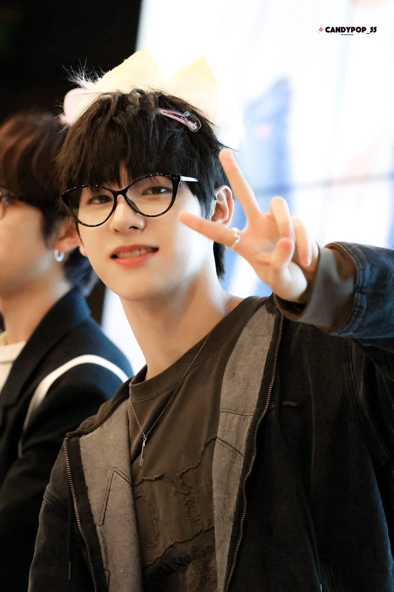 241020  이즈위 팬싸

안경 쓰니까 더 매력적이네요🤓

#김동윤 #KIMDONGYUN 
#드리핀 #DRIPPIN