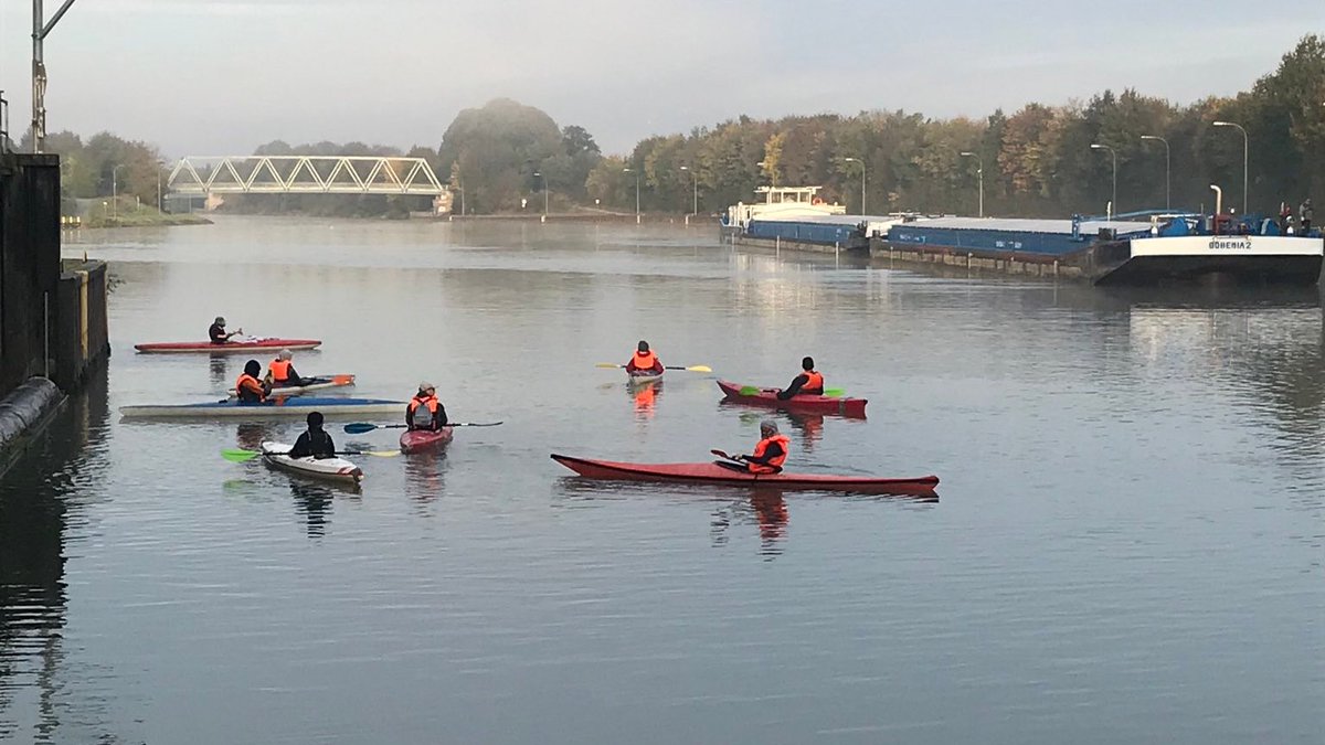stillburningnet's tweet image. 10:25 Die Wasserschutzpolizei ist an der Aktion eingetroffen - aber die Blockade steht stabil und stoppt den Transport der #Blutkohle, für deren Abbau in Kolumbien Flüsse zerstört und Menschen ermordet werden.

Der Import muss sofort aufhören!
#StillBurning