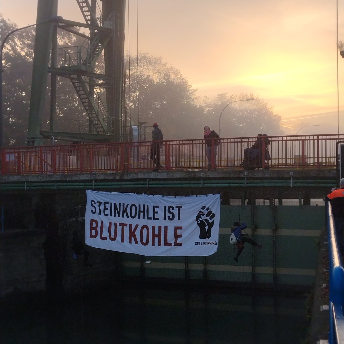 stillburningnet's tweet image. 10:25 Die Wasserschutzpolizei ist an der Aktion eingetroffen - aber die Blockade steht stabil und stoppt den Transport der #Blutkohle, für deren Abbau in Kolumbien Flüsse zerstört und Menschen ermordet werden.

Der Import muss sofort aufhören!
#StillBurning