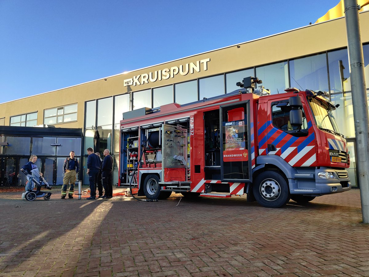 Brandweer #Barendrecht staat tot 16:00 uur met meerdere voertuigen en brandweerlieden op de #Middenbaan om nieuwe vrijwilligers te werven. In de commando unit kun je in VR oa branden blussen. Thv het Kruispunt staat een tankautospuit met alle apparatuur. Ook leuk voor kinderen