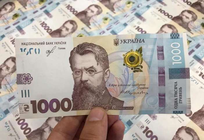 censor_net's tweet photo. 🔴 Рішення про роздачу "вовиної тисячі" - це популізм і зневага

Ворог щодня захоплює наші міста та села, фронту треба допомога. Якщо рахувати, що по тисячі отримає 30 чи 40 мільйонів українців, то це треба близько 30-40 мільярдів гривень. Для усвідомлення масштабу 40 мільярдів - це приблизно 450 тисяч денних Мавіків. За 40 мільярдів можна усю українську армію на пів року повністю забезпечити усіма типами дронів, усі підрозділи. Чому військові мають продовжувати побиратись на озброєння та на захист України в інтернеті, якщо у бюджеті є гроші? 

Читати -  https://t.co/GE9yV3ymFI