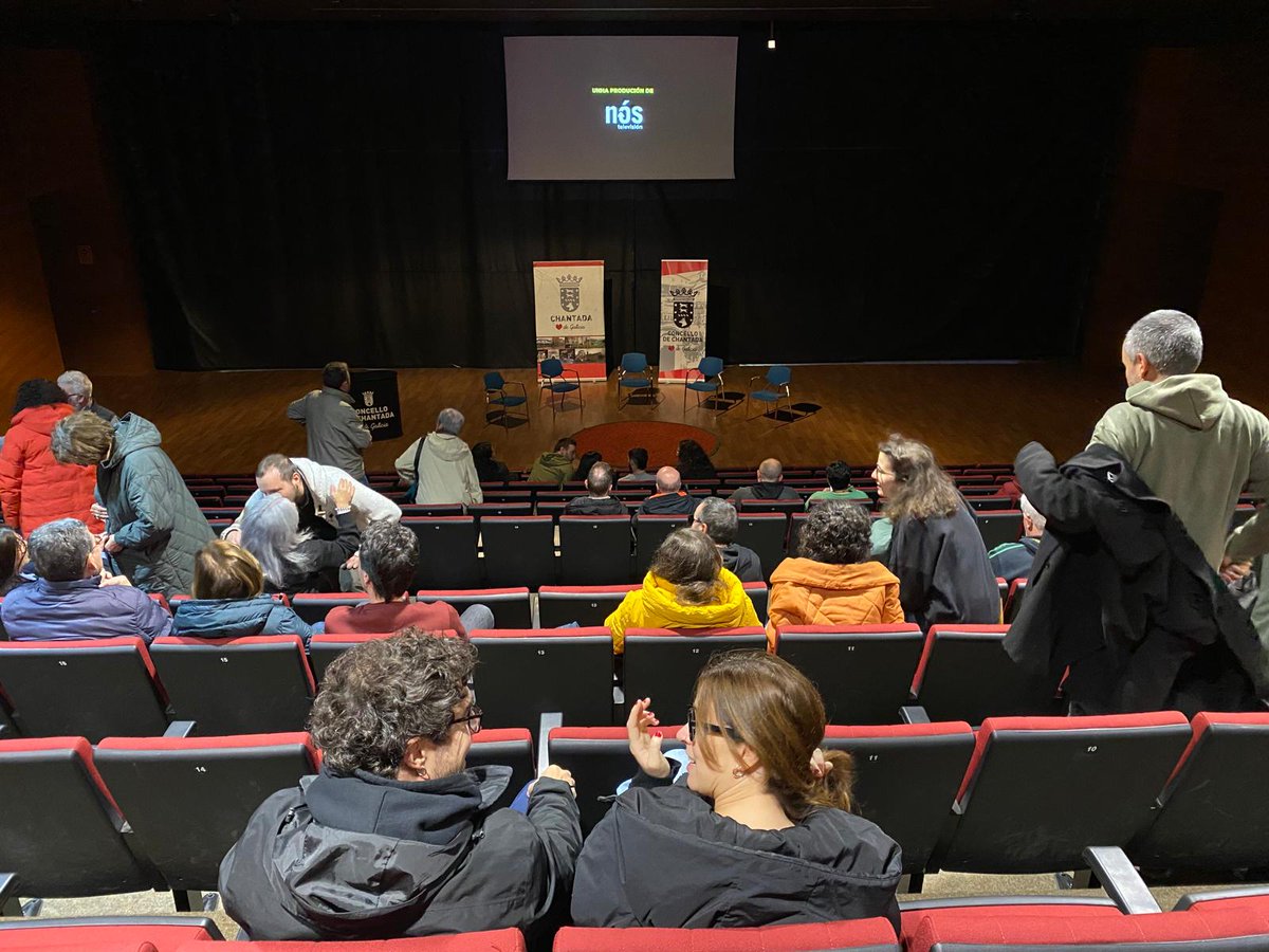 NosTelevision's tweet photo. Emoción e noite bonita na estrea do docu de Nós Televisión con Xurxo Souto #BRAVÚXXX en Chantada @ChantadaConcell 
🎞️Comeza a xira de proxeccións por todo o país 🙂
📌Algunhas datas para as próximas semanas na provincia da Coruña con @DACCultura 👉https://t.co/Csu94IXf7b https://t.co/mlePzFGAdu