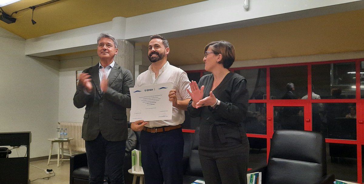 armandorequeixo's tweet photo. A Casa de Cultura do Grove encheuse na entrega do XXX Premio Lueiro Rey de Novela Curta a Alberto Mancebo por 'Indolente'. Alí o saudaron autoridades locais, o director de Xerais, a familia Lueiro e algúns de nós como xurado. Sexan parabéns para o gañador e longa vida ao premio. https://t.co/uEQESMBHO0