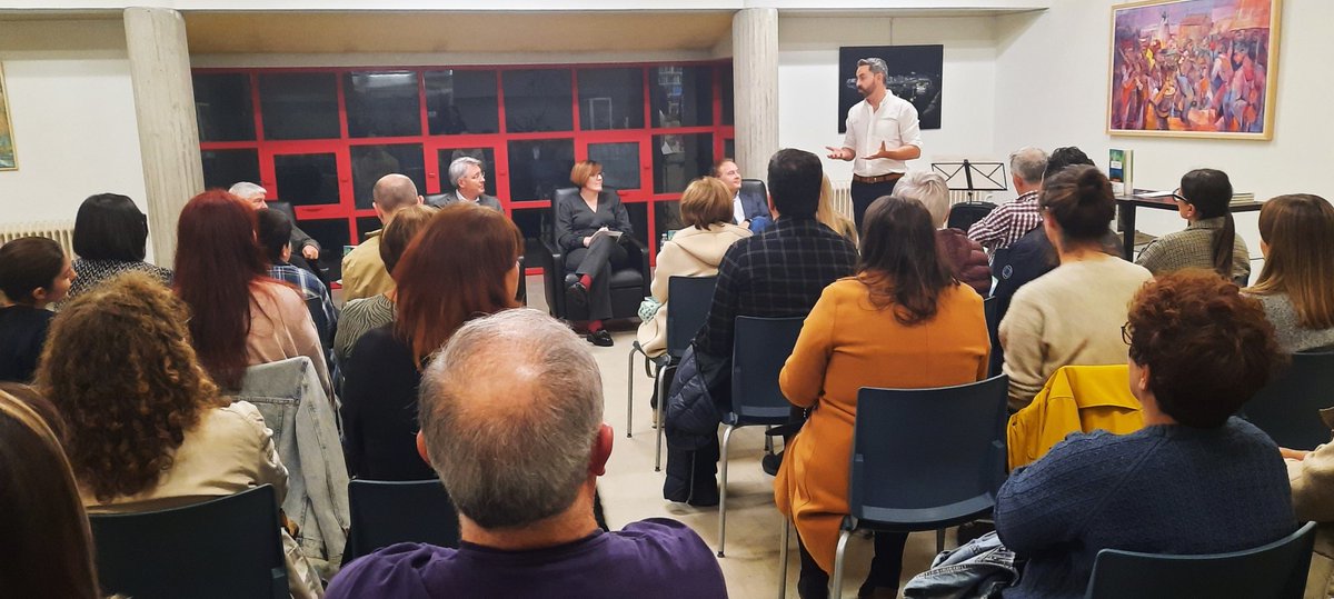 armandorequeixo's tweet photo. A Casa de Cultura do Grove encheuse na entrega do XXX Premio Lueiro Rey de Novela Curta a Alberto Mancebo por 'Indolente'. Alí o saudaron autoridades locais, o director de Xerais, a familia Lueiro e algúns de nós como xurado. Sexan parabéns para o gañador e longa vida ao premio. https://t.co/uEQESMBHO0