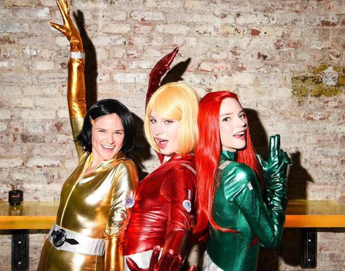 ⠀
Tommy Hilfiger. Notable among the arrivals are Kitty and Amelia Spencer alongside Katya Springs. The Getty's heiress and Hollywood heroine Anya Montclair arrives together dressed as Totally Spies Trio.
⠀