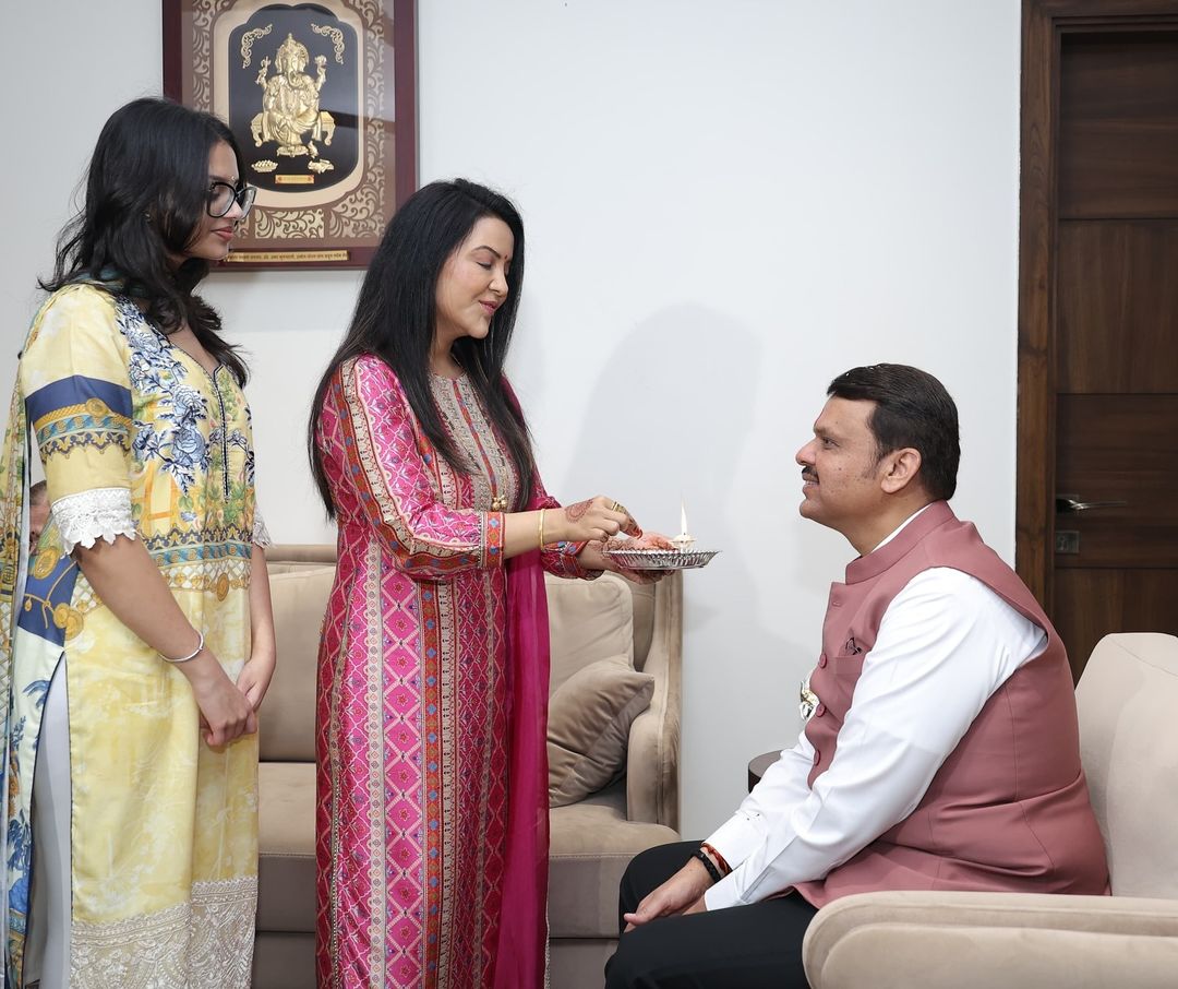 VikashMohta_IND's tweet photo. Devendra Fadnavis in Ajit Dada Pawar’s pink jacket for his nomination? Love it! 💖
#PowerOfPink
#PinkCampaign https://t.co/vfoUd6OLE8