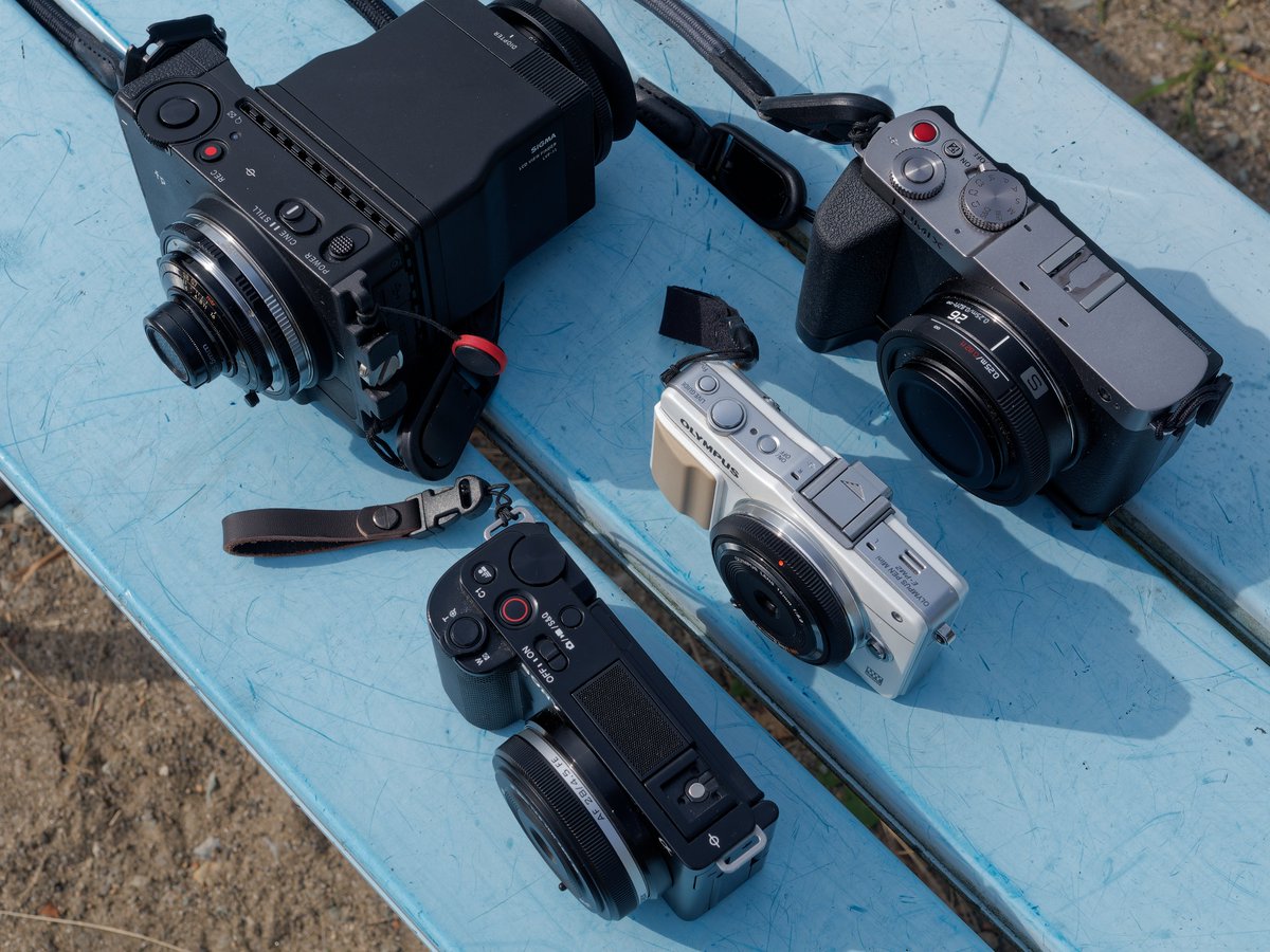 PhotTondotNet's tweet photo. 秋のパンケーキレンズ祭り
#Viltrox #Viltrox28mmF45 + #ZVE10
#Olympus #BCL1580 + #penepm2
#Panasonic #LUMIXSR26 + #lumixS9
#brightinStar #XSLIMM28mmF28 + #SIGMAfp + #LVF11
個性があって大変良き
レンズの薄���を逆カバーするかの如く長くなっている機体もありますが
それもまたおもろw https://t.co/giaFUmw1J3
