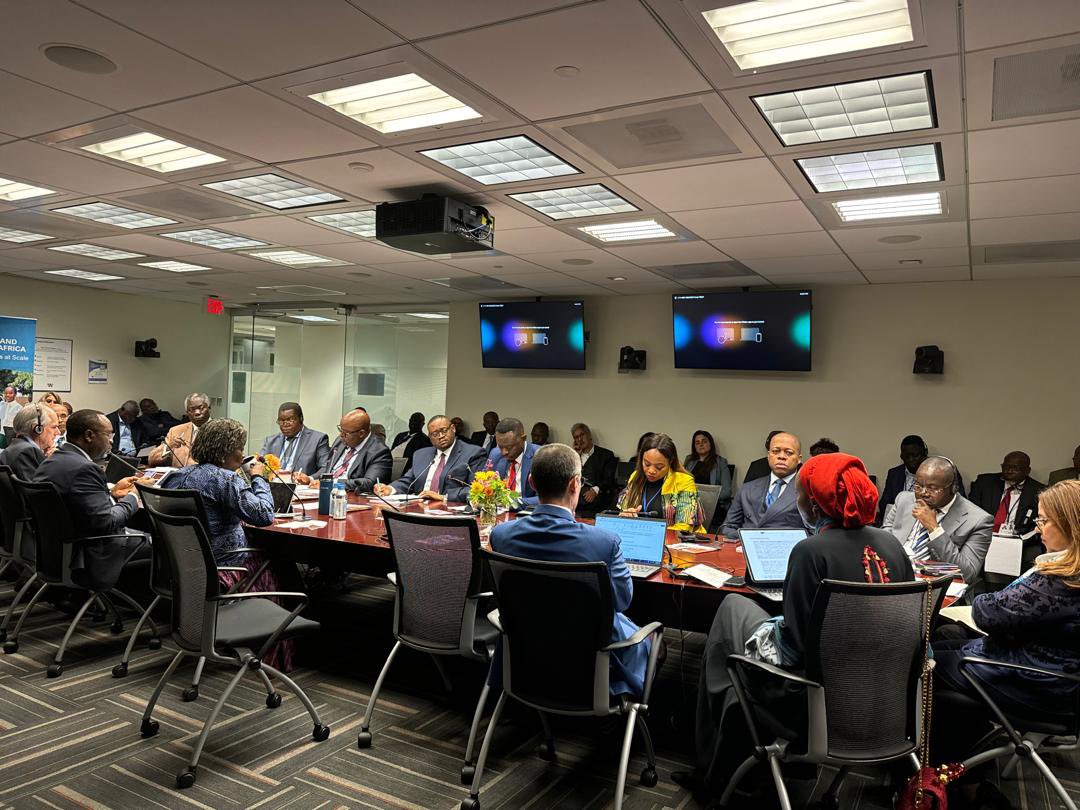 Ndarho_rdc's tweet image. 25.10.2024 | #WashingtonDC #Cellcom @financesrdc
@LikundeR @Presidence_RDC
@PrimatureRDC @SuminwaJudith

𝐋𝐚 𝐑𝐃𝐂 𝐢𝐧𝐭𝐞𝐧𝐬𝐢𝐟𝐢𝐞 𝐬𝐚 𝐜𝐨𝐨𝐩é𝐫𝐚𝐭𝐢𝐨𝐧 𝐚𝐯𝐞𝐜 𝐥𝐚 𝐁𝐚𝐧𝐪𝐮𝐞 𝐌𝐨𝐧𝐝𝐢𝐚𝐥𝐞 𝐚𝐟𝐢𝐧 𝐝'𝐚𝐩𝐩𝐮𝐲𝐞𝐫 𝐥𝐞𝐬 𝐫é𝐟𝐨𝐫𝐦𝐞𝐬 𝐞𝐭 𝐥𝐞