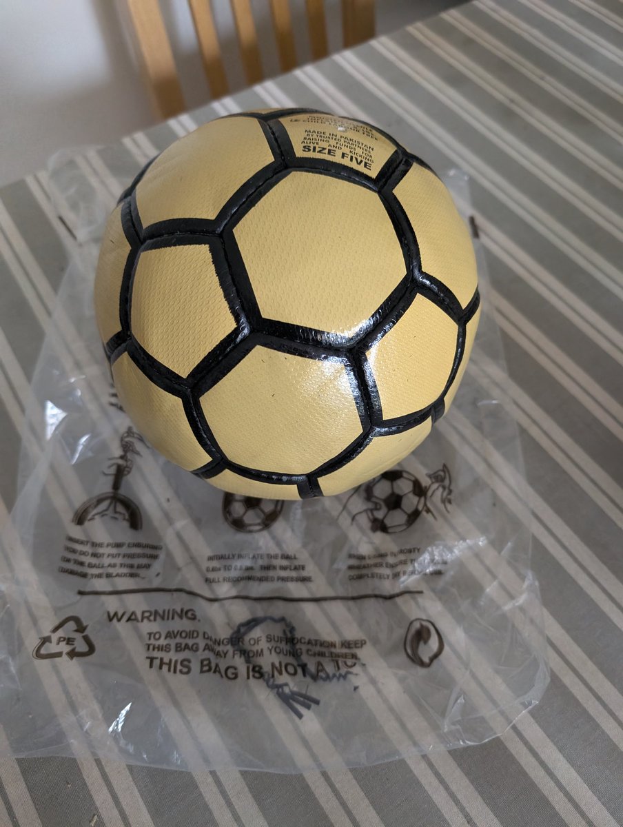 Holthym's tweet photo. @shirt_x Genuine Lyle and Scott size 5 football.
Never been kicked.
On eBay for £30 but open to offers... https://t.co/mhR8wKLZ6z