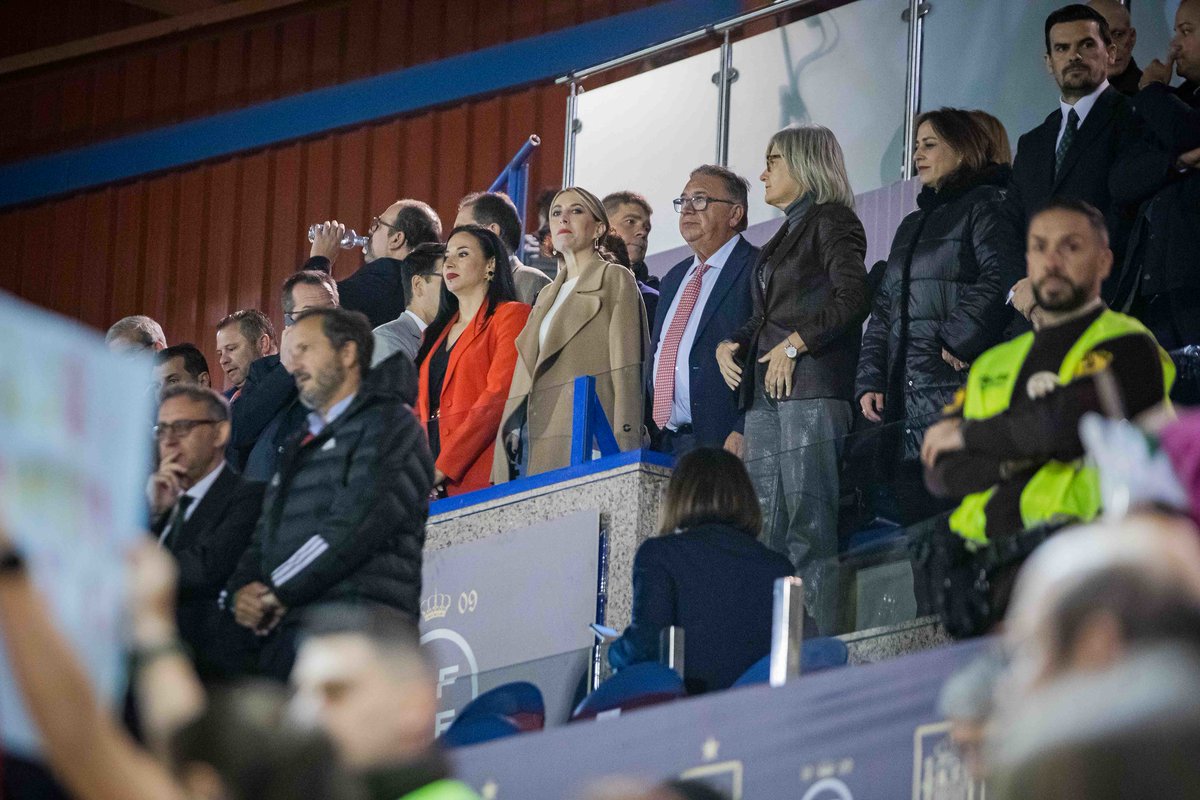 victoriabazaga's tweet photo. Emocionante empate entre las campeonas del mundo de la @SEFutbolFem y Canadá. Un orgullo para Extremadura acoger eventos deportivos como este.

Seguiremos trabajando para impulsar la presencia de la mujer en el deporte y la igualdad de oportunidades en todos los ámbitos. https://t.co/KH7eYGWyGz