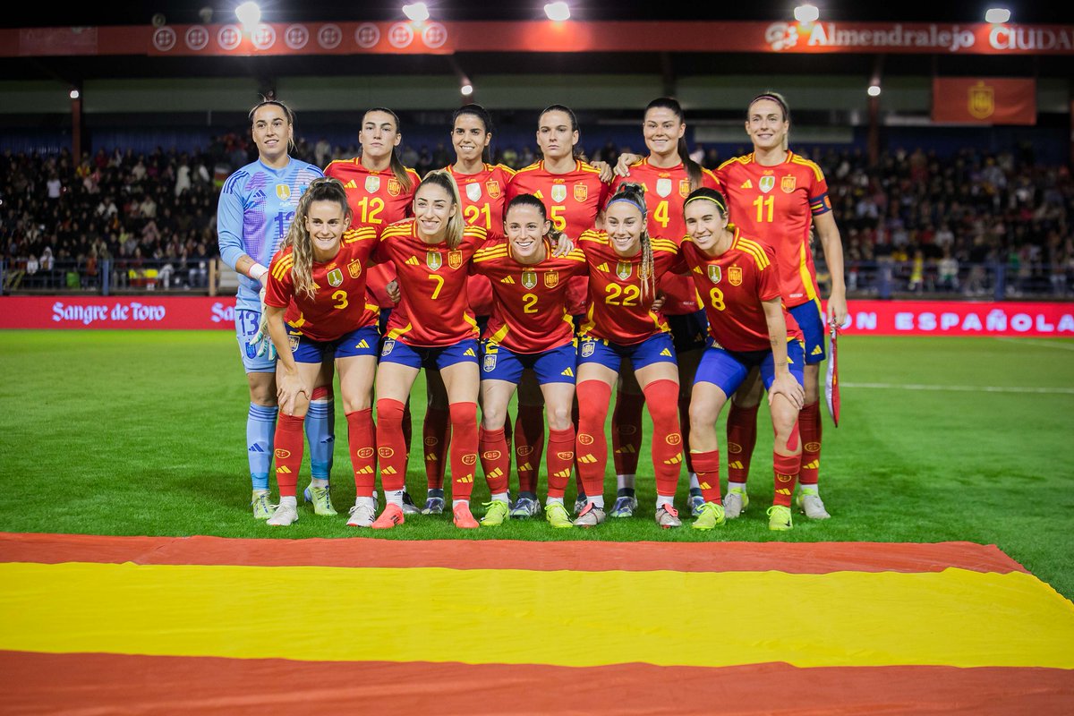 victoriabazaga's tweet photo. Emocionante empate entre las campeonas del mundo de la @SEFutbolFem y Canadá. Un orgullo para Extremadura acoger eventos deportivos como este.

Seguiremos trabajando para impulsar la presencia de la mujer en el deporte y la igualdad de oportunidades en todos los ámbitos. https://t.co/KH7eYGWyGz