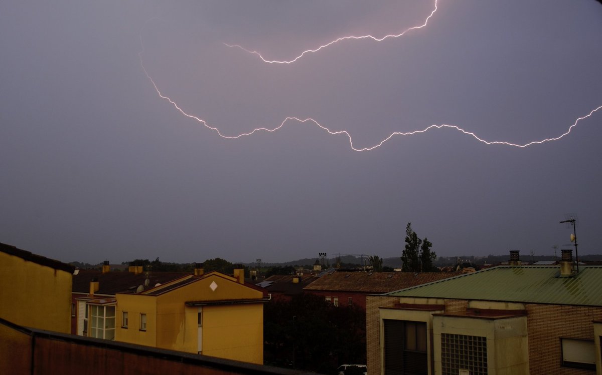 alfons_pc's tweet photo. #tormental matinal en #Cardedeu esta mañana 26/10 @eltempsTV3 @meteocat @el9nou_vor @tempsdemeteo @ACOMmeteo @ame_asociacion @StormHour #lightning #llamps #tempesta https://t.co/hK4YCUhdsV