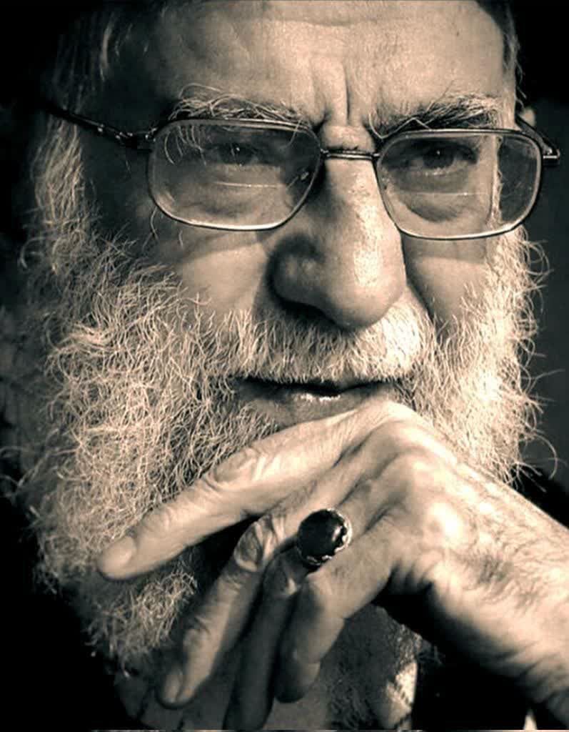 دشمن بداند؛ 
هفت آسمان و اوج فلک را که رد کنی
قدت نمیرسد که سیدعلی را رصد کنی
#لبیک_یا_خامنه‌ای 
#علمدار