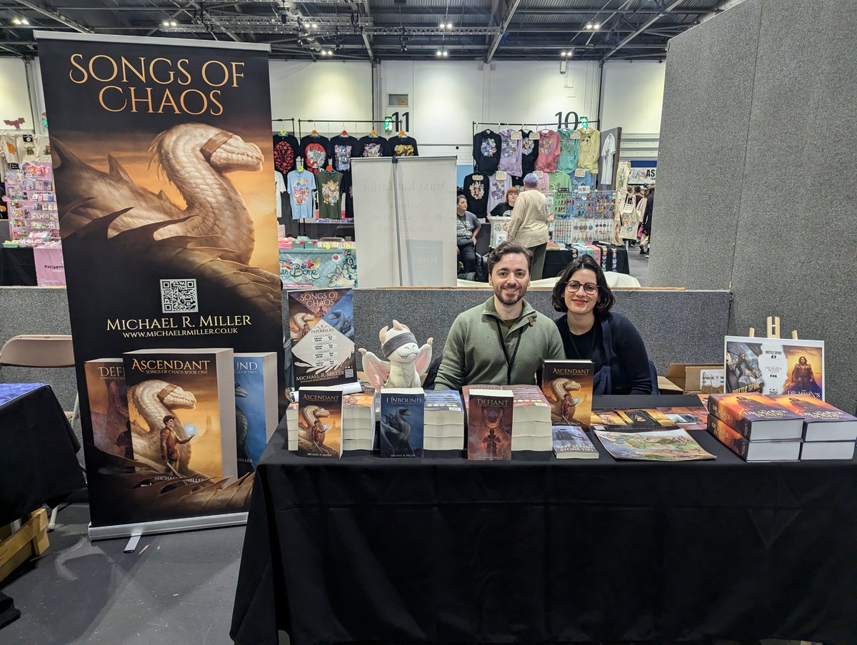 MMDragons_Blade's tweet photo. MCM ComiCon Day 2 let's gooooooo https://t.co/5nVm69OrlO