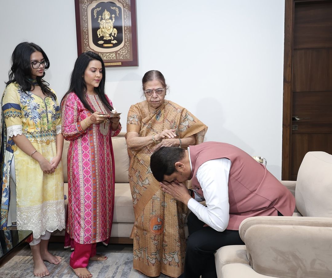 sachya2002's tweet photo. Who else is loving Devendra Fadnavis in Ajit Dada Pawar’s pink jacket for his nomination? 💗 #pinkcampaign #powerofpink https://t.co/hbVuzKmTQF