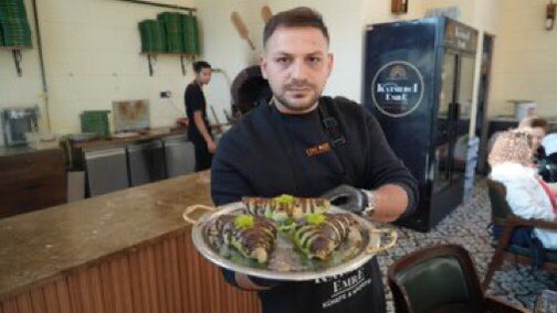 metropolmedya_'s tweet photo. Gaziantepli tatlı ustaları, popüler tat haline gelen Dubai çikolatası ile geleneksel lezzet katmeri birleştirerek ‘Dubai çikolatalı katmer’ yaptı. https://t.co/CI1tEfqUYK