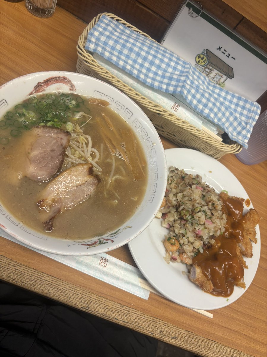 ももアニ参加されました皆様
お疲れ様でした！
楽しく過ごすことができましたー
来年参加となれば
もっと色々できる自分になりたいなぁ
写真はお昼ご飯でいただいた
食堂やまとさん
魚介スープのラーメンに
デミカツの乗ったチャーハンが美味しかったぁ
#ももアニ　#旅はに