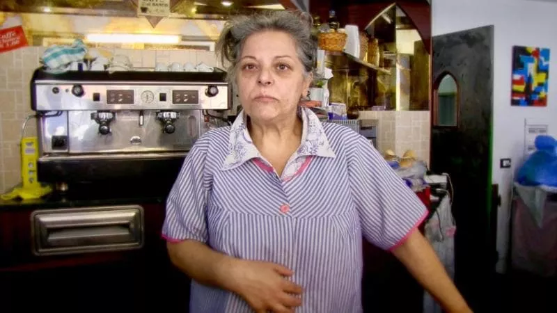 BlobRai3's tweet image. CIAO DELIA.
Ventimiglia: addio a Delia Buonomo, la barista che dava rifugio ai migranti. Il suo locale, lo Hobbit, per anni è stato un avamposto di umanità in mezzo all’indifferenza. Per questo aveva subito multe, boicottaggio e vandalismi.
(LaRepubblica)
#blobwar, Ore 20 Rai3