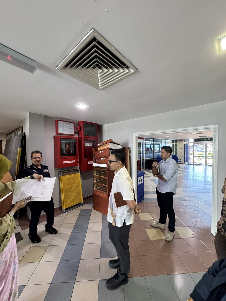 JKR Bangunan Terengganu (@jkrbangunantrg) on Twitter photo 24.10.2024 | KHAMIS : Lawatan ke perumahan kastam panji alam, durian burung dan wisma kastam kuala terengganu bersama HODT bagi menjalankan pemeriksaan serta khidmat nasihat teknikal untuk penyediaan anggaran kos awalan. <a href="/JKRTerengganu/">JKR Terengganu</a> <a href="/HasliJKR/">Hasli Ibrahim (Ir. Dr.)</a> <a href="/MFahmi2nd/">Nur Fahmi</a> <a href="/JKR_KT/">JKR Kuala Terengganu</a> 24.10.2024 | KHAMIS : Lawatan ke perumahan kastam panji alam, durian burung dan wisma kastam kuala terengganu bersama HODT bagi menjalankan pemeriksaan serta khidmat nasihat teknikal untuk penyediaan anggaran kos awalan. <a href="/JKRTerengganu/">JKR Terengganu</a> <a href="/HasliJKR/">Hasli Ibrahim (Ir. Dr.)</a> <a href="/MFahmi2nd/">Nur Fahmi</a> <a href="/JKR_KT/">JKR Kuala Terengganu</a>