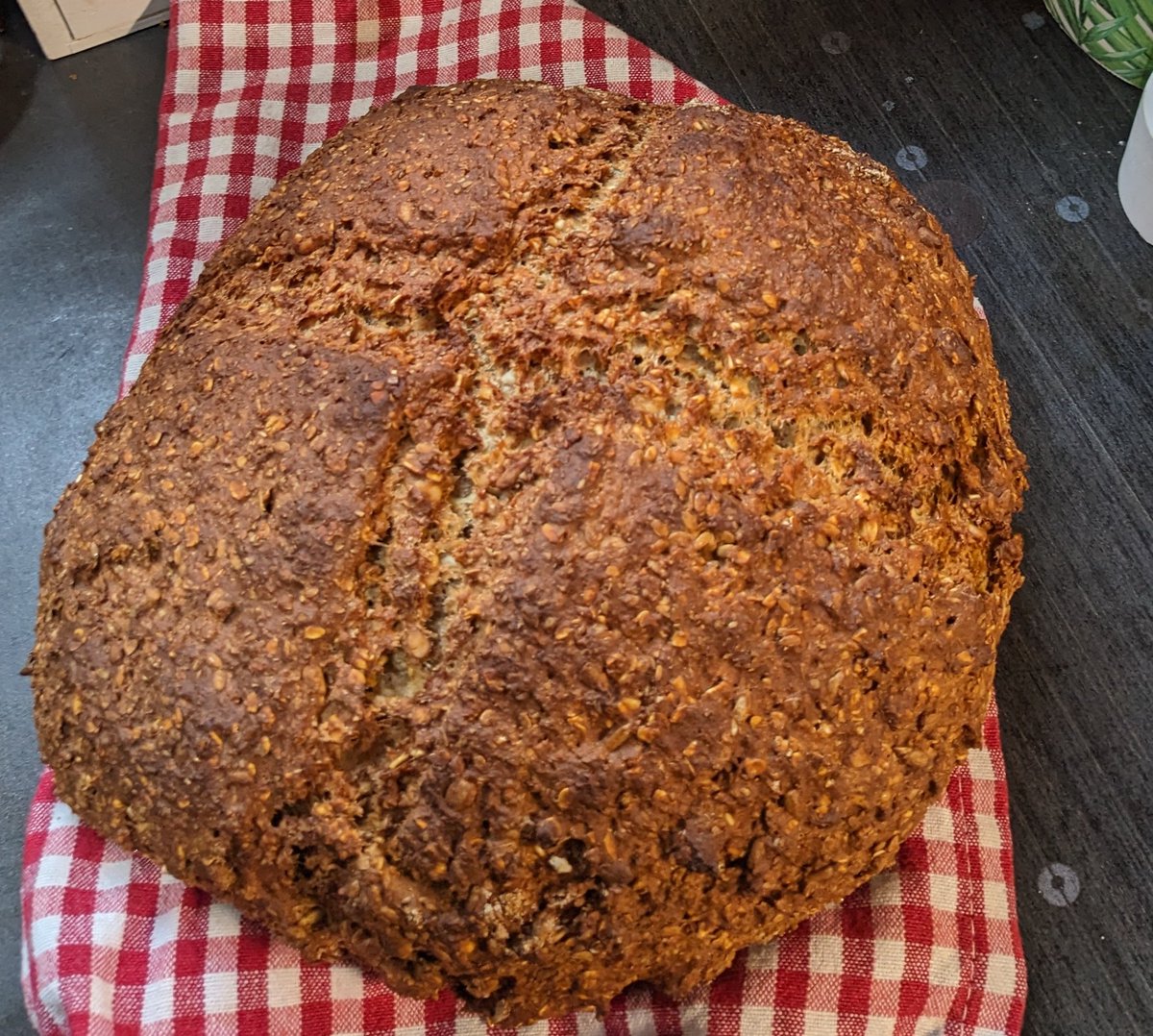 MRMUSKx38's tweet photo. Arán, bread, daily bake.
Brown seeded soda, Hot tip: flax seeds on the bottom.Stops the bread from sticking to the baking sheet.
#MindfulLiving #DailyBake
a productive #PTSD strategy https://t.co/33ekPkkXeo