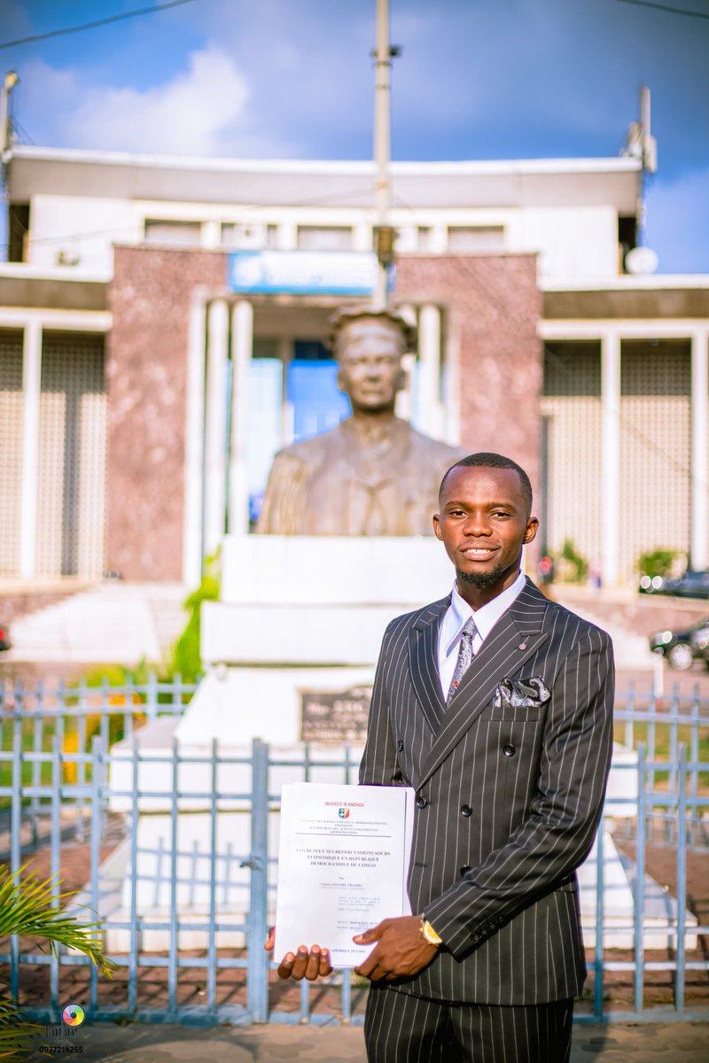Après 5 ans de formation à l'université de Kinshasa enfin licencié en sciences politiques et administratives 🙏