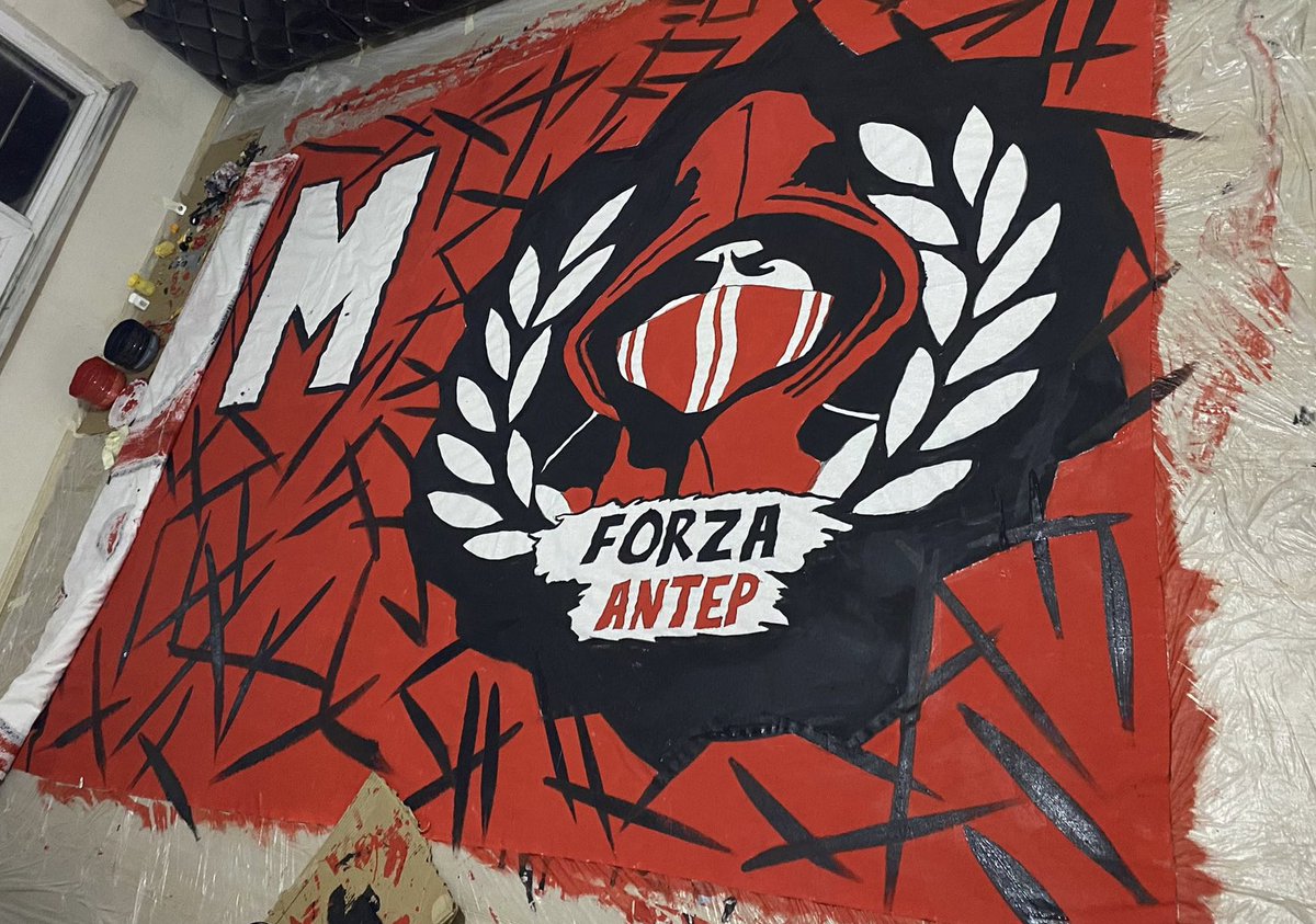 ForzAntepGrubu's tweet photo. “SENİ SEVMEKMİŞ SUÇUM, SABIKAMA İŞLEDİLER” 🔥

Her detayı ilmek ilmek el emeği kokan yeni pankartımız. 
FORZANTEP GRUBU! 👊

#ForzAntepGrubu https://t.co/5hWzLm0hQi