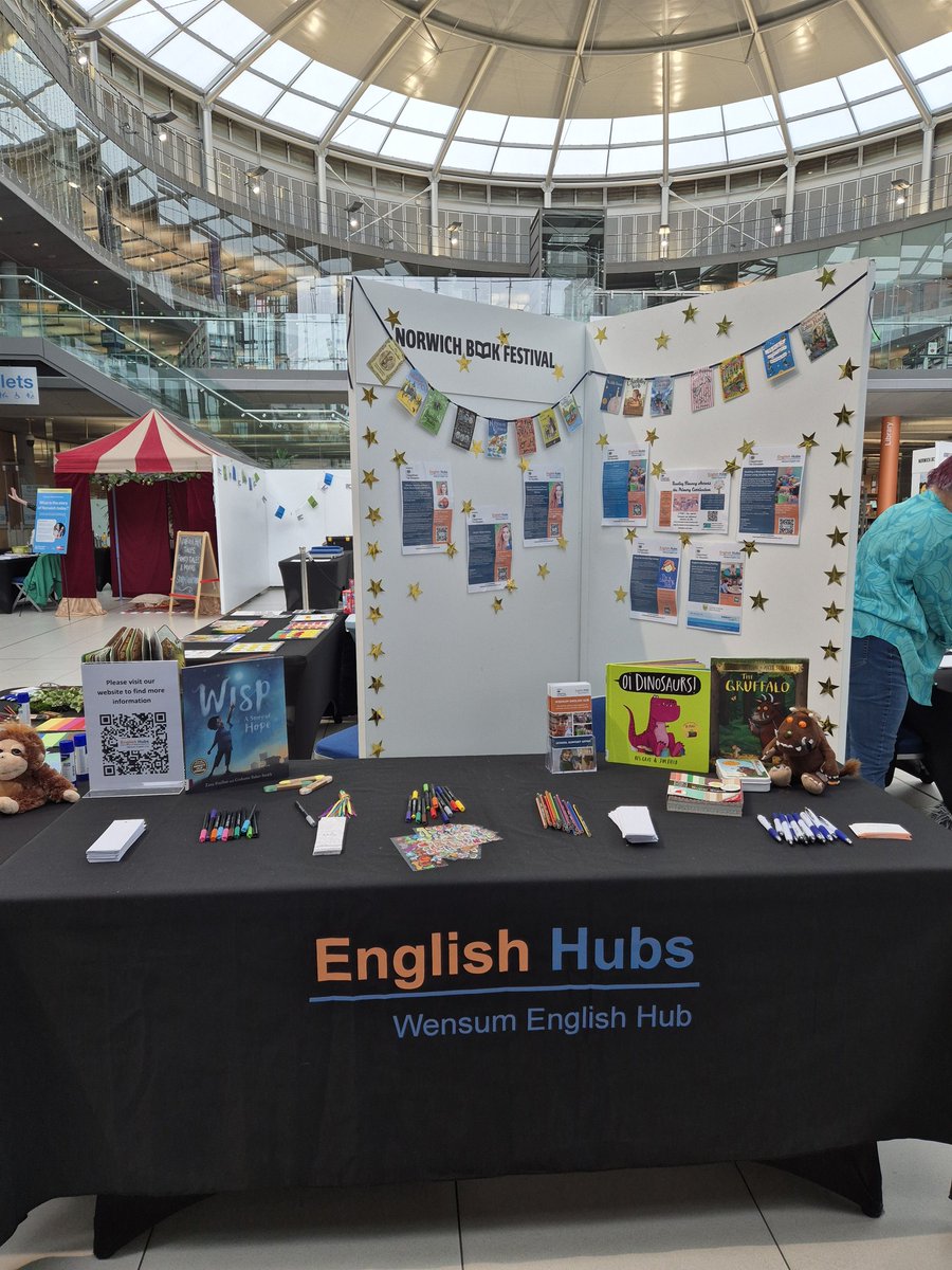 WensumEngHub's tweet photo. Yes, it's the weekend ✔️
Yes, its half term 🙌
BUT.... look at our "office" for the weekend 😍
@BookFestNorwich, thank you for inviting us along to The Forum.
If you're in Norwich this weekend, come along and say hi to our team ❤️ https://t.co/kYmP8v7ORF