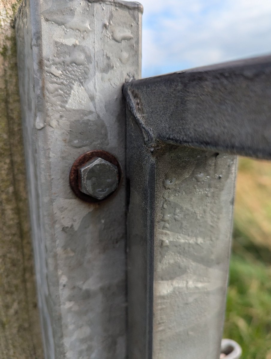 RecyclerBill's tweet image. Anyone got a #spanner? 
Bolt obstruction on #gate post preventing engagement of #latch with #catch😲
#BillsGates
#QuiteInterestingGatesAndLatchesOfTheUK