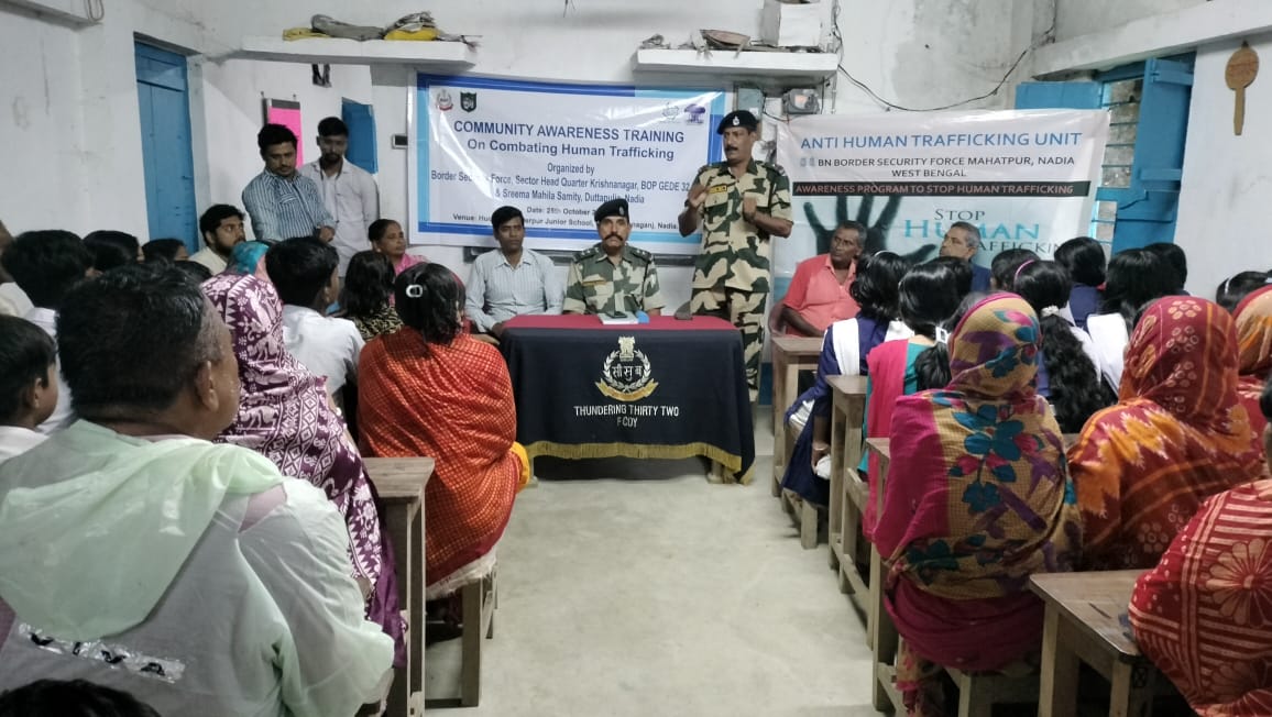 BSF_SOUTHBENGAL's tweet image. 25.10.24
#BSF_AHTU Gede in collaboration with Sreema Mahila Samiti NGO organized an awareness program on prevention of Human Trafficking at New Huda Digamber Primary School,Dist-Nadia(WB).A lecture on Child Marriage,Child Abuse and Cyber Crimes was given to 93 villagers.
#JaiHind