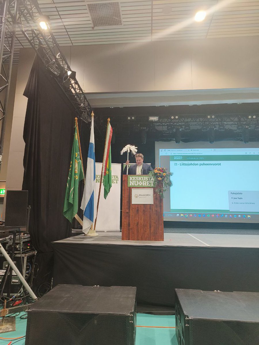 Keskustanuorten liittokokous on avattu Ikaalisissa!

Linjapuheessaan puheenjohtaja <a href="/Tapionjere/">Jere Tapio</a> päätti auttaa sotkun siivoajia vaaleissa etsinyttä kokoomusta.

Puoluetoimistolle matkaa pian siivousvälineitä ja keskustalaisia evästyksiä!

#keskustanuoret