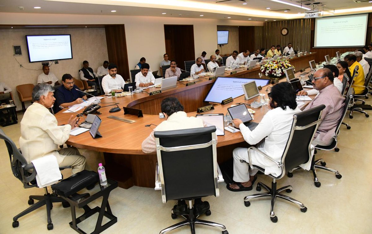 స‌చివాల‌యంలో ముఖ్యమంత్రి చంద్రబాబు నాయుడు గారి అధ్యక్షతన మంత్రిమండ‌లి స‌మావేశమైంది. కేబినెట్ భేటీకి చీఫ్ సెక్రటరీ, డిప్యూటీ సీఎం పవన్ కళ్యాణ్, మంత్రులు, అధికారులు హాజ‌ర‌య్యారు. #IdhiManchiPrabhutvam  #ChandrababuNaidu  #AndhraPradesh manatdp.org/feedview/7525/0