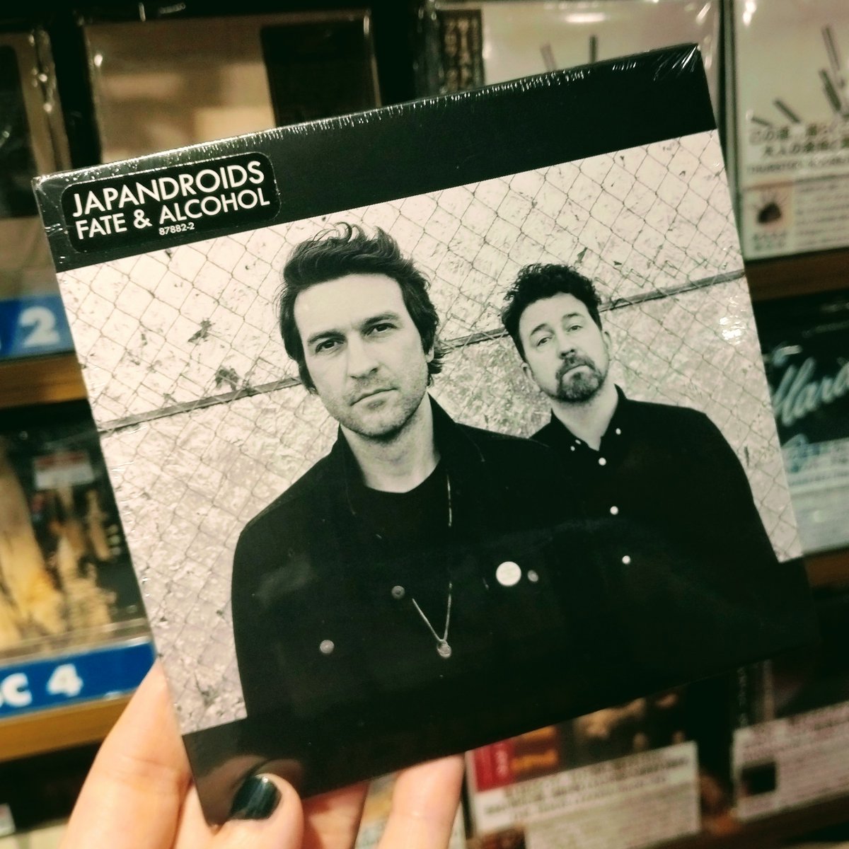 TOWER_Shibuya's tweet photo. 【#Japandroids】
バンクーバーのガレージパンク・デュオ、ジャパンドロイズのラスト・アルバム(涙)「Fate & Alcohol」入荷しました~!この、前しか見てない疾走感!最短距離で心を掴んでくるギターとシャウト!良い意味でスタイリッシュじゃない人間味あふれるサウンドには、他のどのバンドとも異なる魅力がありました。最後までずーっと最高だった愛すべき二人組!今作も間違いなくレコード棚の一軍です!!!(ノ)
https://t.co/luRnDXZLDo
#AntiRecords