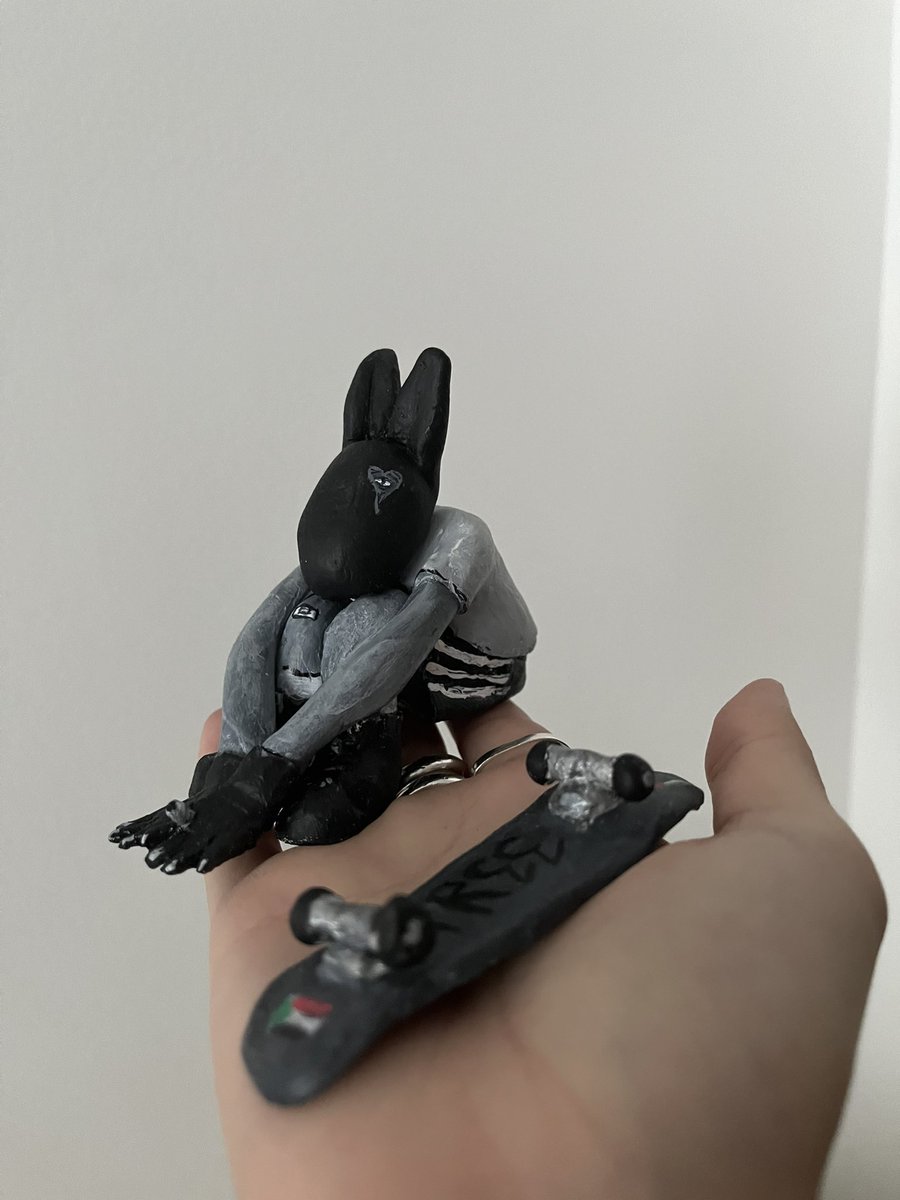 Merci à @BelleChoucroute pour cette statue en argile faites et peint à la main 🫶🏻🖤