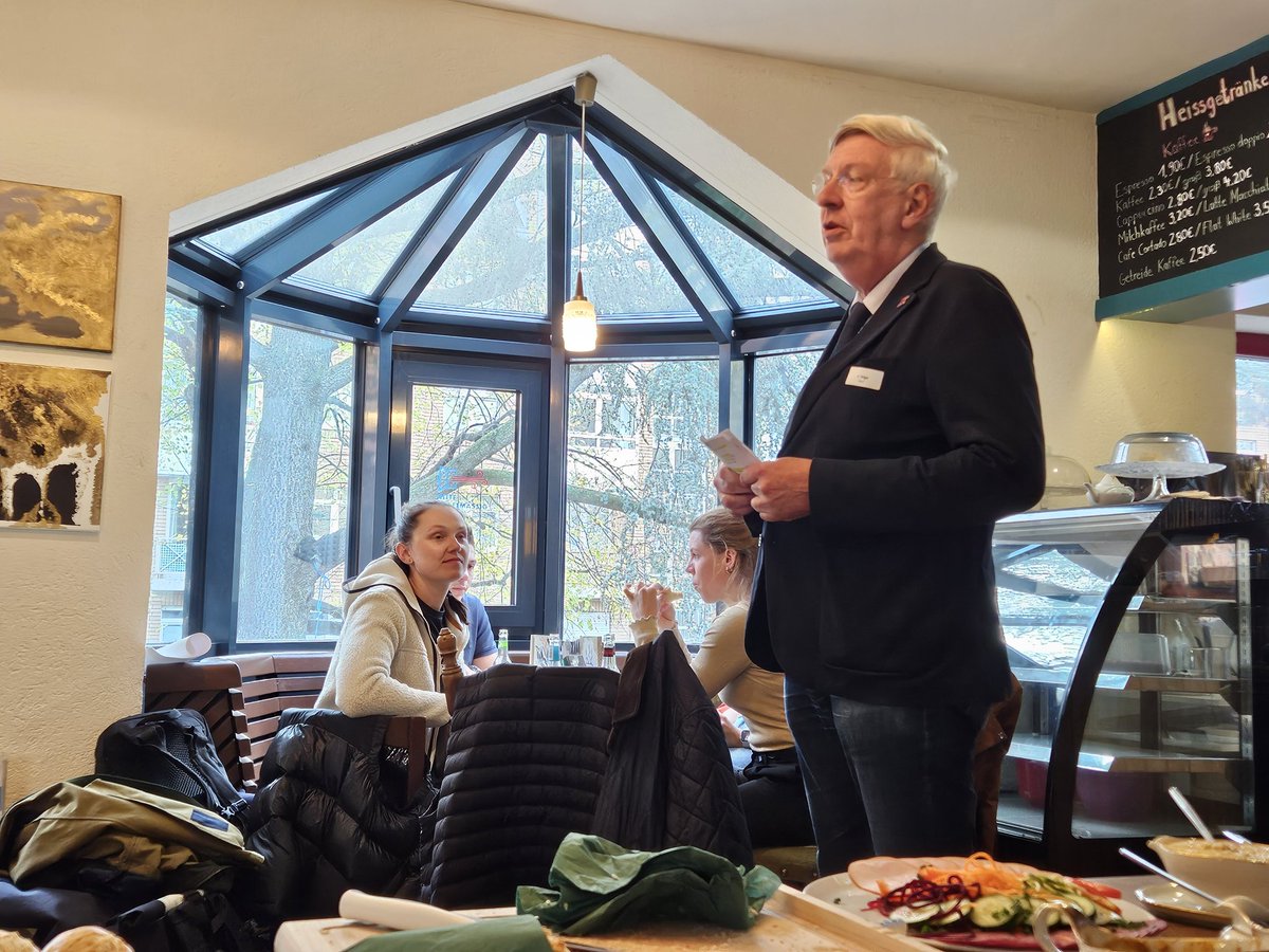 Dr. Ingo Wolf eröffnet das Alumnievent der <a href="/SportstiftungNW/">Sportstiftung NRW</a>. Wir von <a href="/westlotto/">WestLotto</a> sind bei diesem tollen Projekt seit vielen Jahren der Partner. Heute geht es neben der Wertschätzung für die ehemaligen (oder aktiven) Spitzenathleten vor allem um die Förderung von #Ehrenamt im Sport