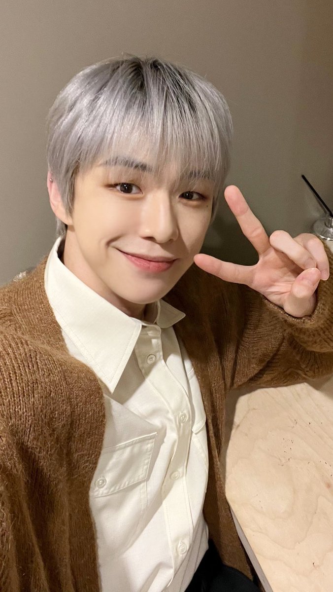 kd_officialx's tweet photo. [📸] 241026 <플링크 팬사인회> 완료🤎

#강다니엘 #KANGDANIEL 
#ACT #Electric_Shock https://t.co/9K7OLNBQ88