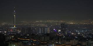 Malbrunot's tweet photo. Israël-Iran. L'armée israélienne annonce que son opération militaire en Iran est terminée. Téhéran, de son côté, indique que l'espace aérien iranien a été rouvert au trafic. L'Iran annonce la mort de deux militaires membres de l'Artesh, l'armée régulière, et non pas des gardiens de la révolution, l'unité d'élite en charge de l'action extérieure de la république islamique. 
Avant ces frappes, plusieurs sources affirmaient que l'Iran pourrait s'en tenir là, si la riposte israélienne à ses attaques de missiles du mois dernier était calibrée. Ce qui semble avoir été le cas. 
En annonçant ce matin que les "dégâts" subis avaient été "limités", l'Iran semble indiquer que sa riposte pourrait être elle-même limitée, voire même reporter aux calendes grecques.