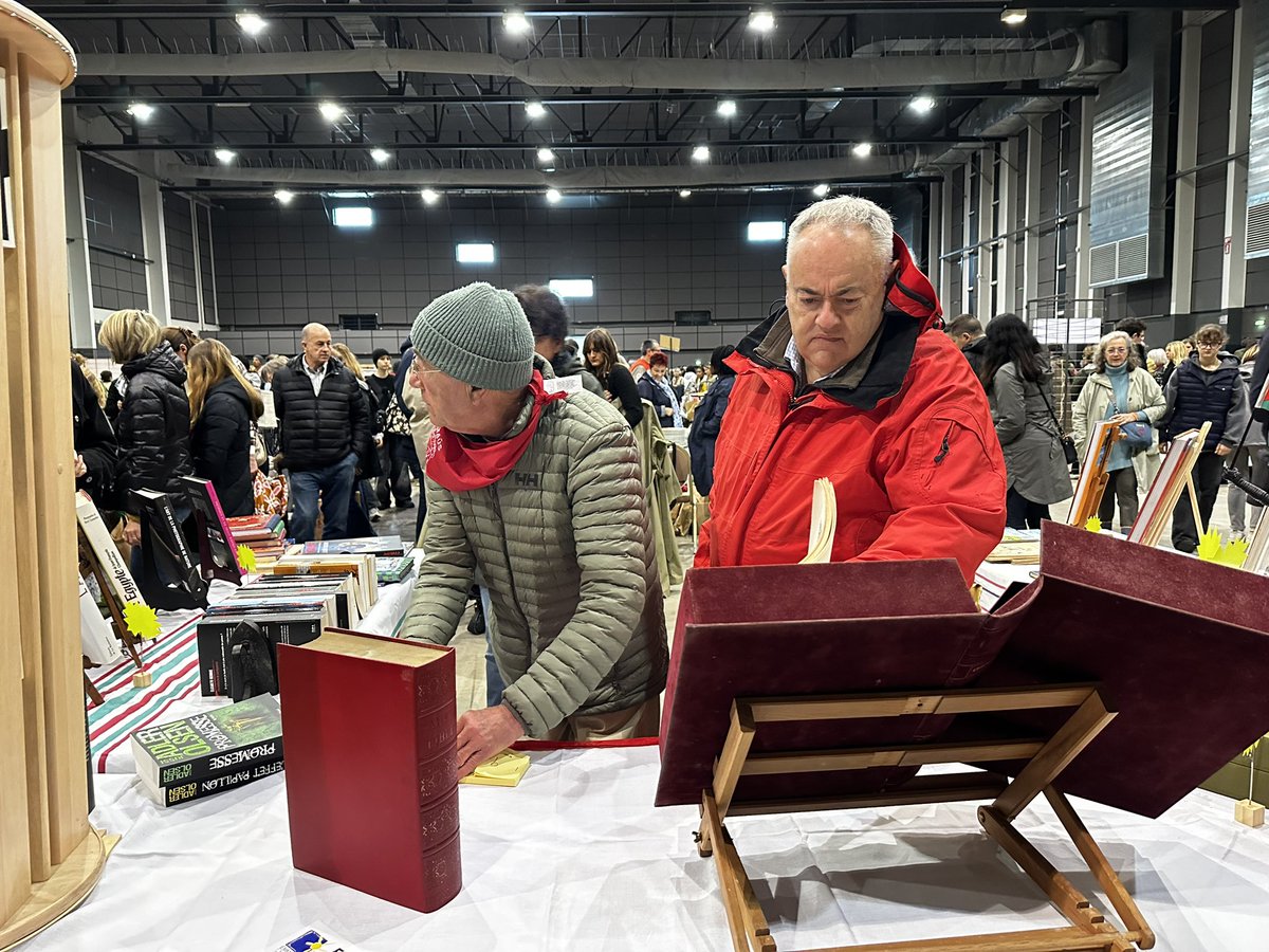 SO_Paysbasque's tweet photo. Énorme affluence à la Halle d’Iraty de #Biarritz pour le salon régional @emmaus_france #solidarité #vintage avant la table ronde https://t.co/IgjZlBLAnU