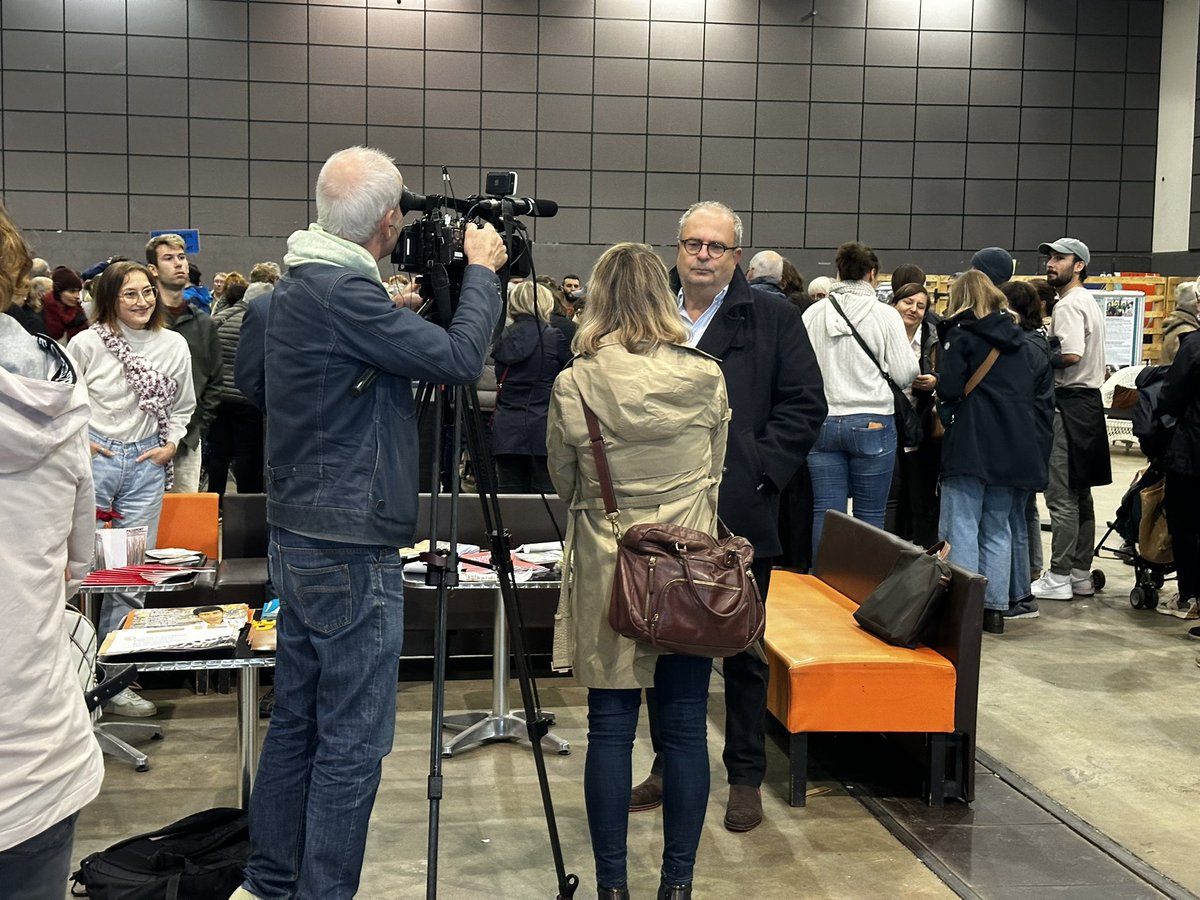 SO_Paysbasque's tweet photo. Énorme affluence à la Halle d’Iraty de #Biarritz pour le salon régional @emmaus_france #solidarité #vintage avant la table ronde https://t.co/IgjZlBLAnU
