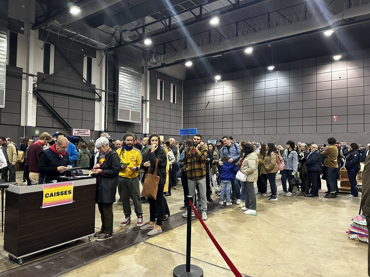 SO_Paysbasque's tweet photo. Énorme affluence à la Halle d’Iraty de #Biarritz pour le salon régional @emmaus_france #solidarité #vintage avant la table ronde https://t.co/IgjZlBLAnU