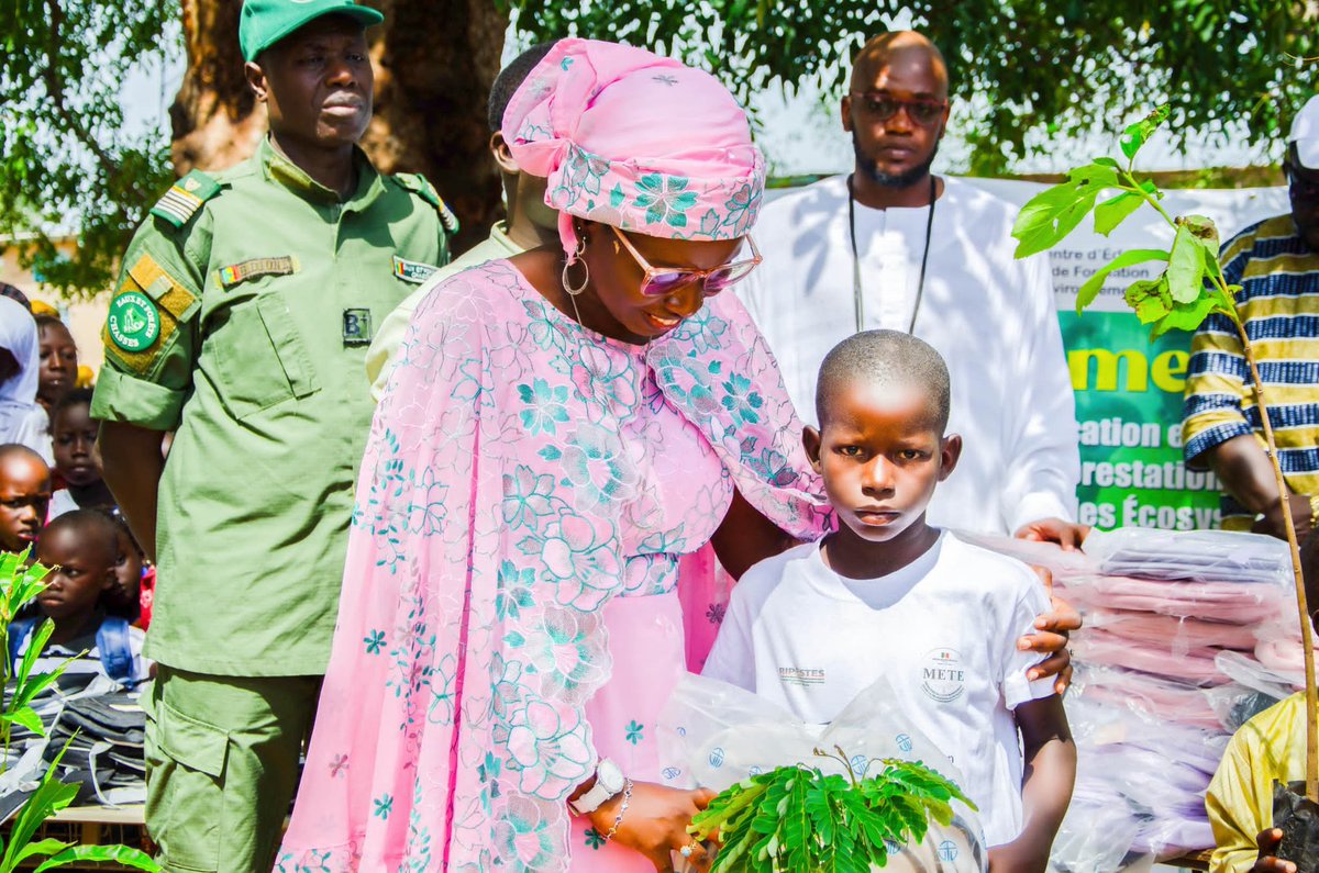 abdulayfaye's tweet image. Le Ministère de l'Environnement et le Ministère de l'Education nationale ont lancé le vendredi 25 octobre 2024 à #Fatick le programme conjoint d’éducation environnementale du Projet #RIPOSTES) et du Programme #PROVES.
#educationenvironnementale
#climatechange