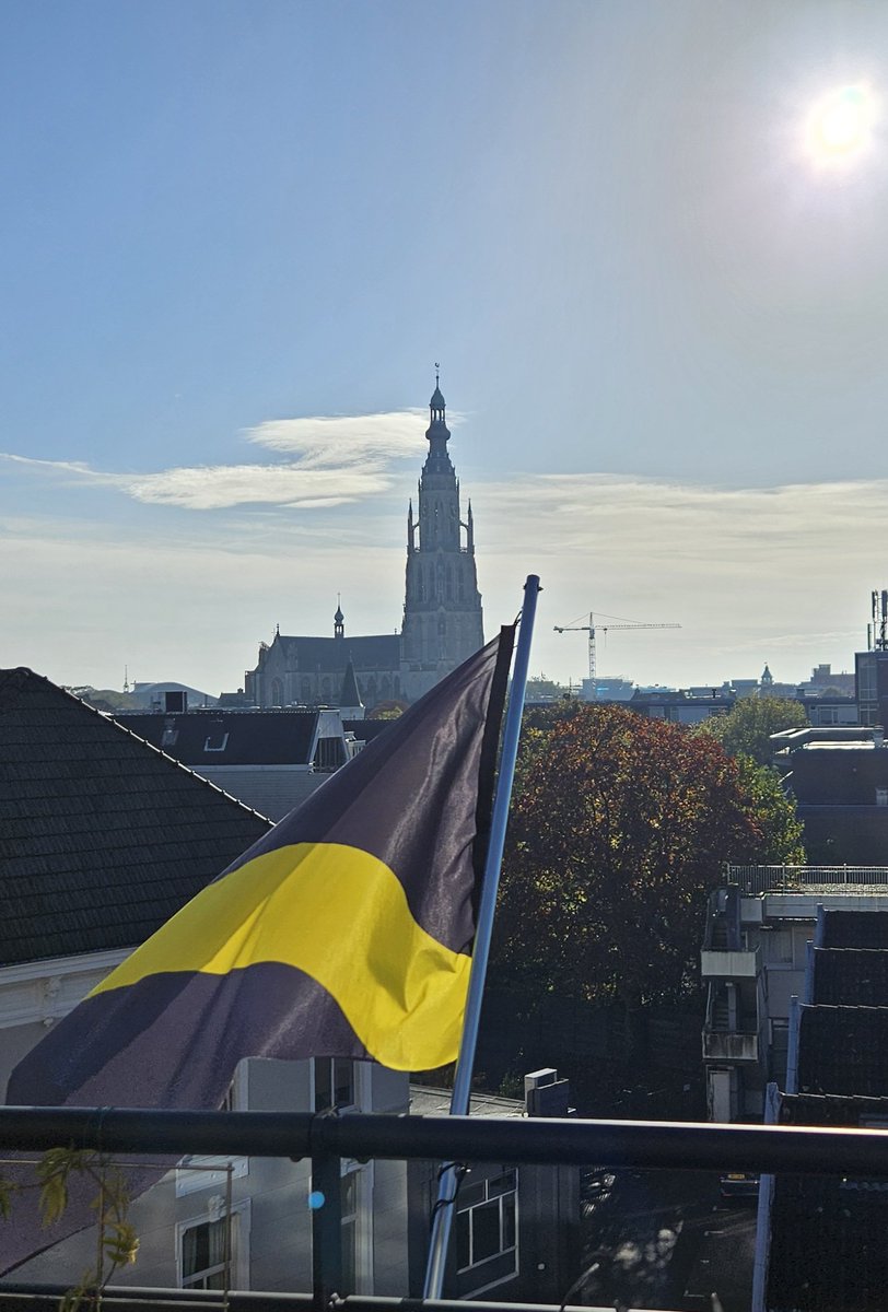 PeterSnoys's tweet photo. Eigenlijk had ik wel bevrijdingsvlaggen op de kerk verwacht #raiseyourflag #matchday #nacpraat https://t.co/gSDnrXMCY3
